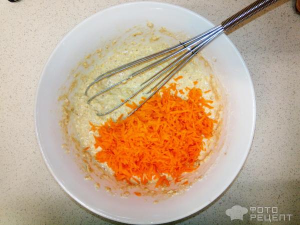 Тёртая сырая морковь в миске с овсяным тестом