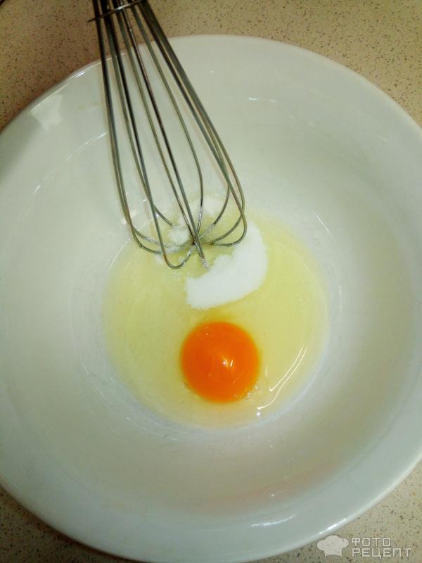 Яйцо и порошок стевии в миске на столе