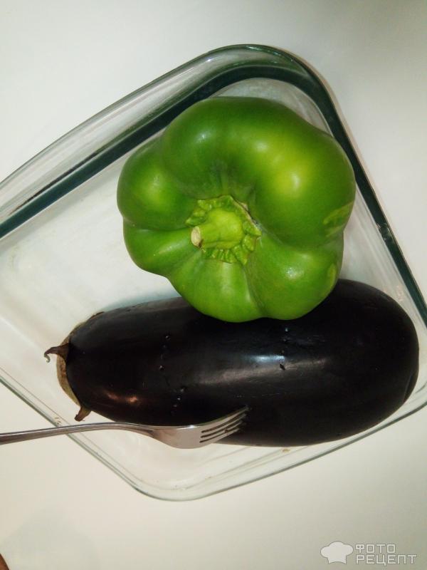 Баклажан и зелёный болгарский перец в стеклянной форме для запекания