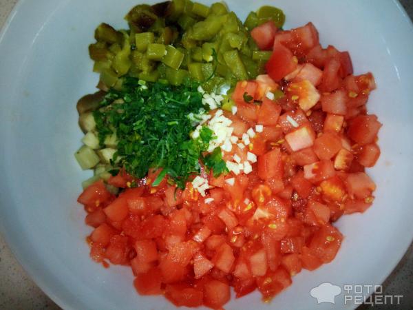 Измельчённые овощи для икры в белой миске