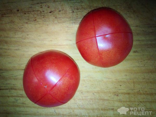 Свежие помидоры с надрезами на кожице