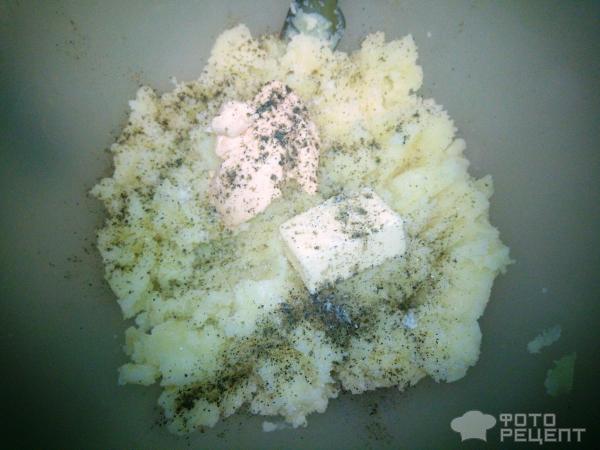 Картофельное пюре с добавками в большой миске