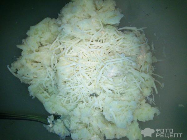 Картофельное пюре и тёртый твёрдый сыр в миске