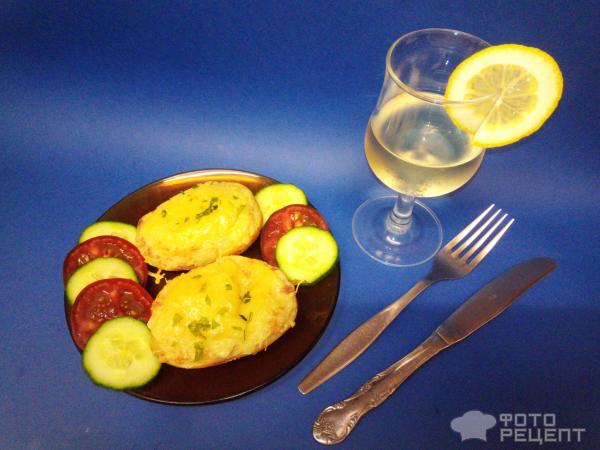 Картофельные лодочки, свежие овощи и белое вино в бокале