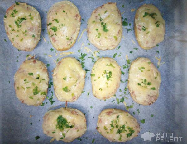 Картофельные лодочки под сырной корочкой с рубленой петрушкой