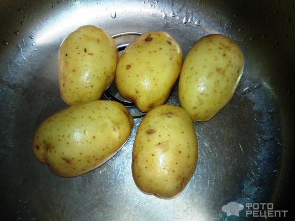 Крупные картофелины в металлической кухонной раковине