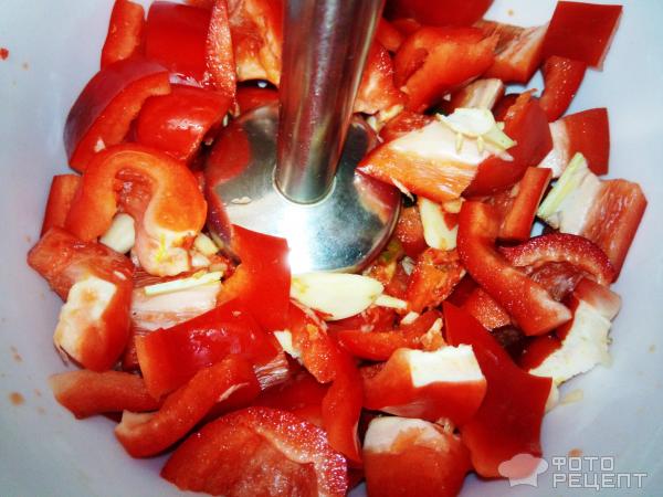 Нарезанные овощи в керамической миске и ножка погружного блендера