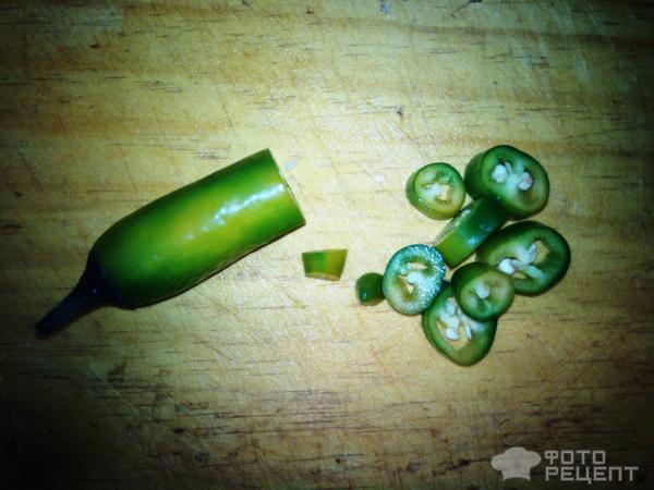 Нарезанный колечками острый стручковый перец зелёного цвета