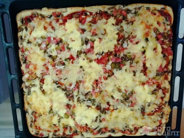 Пицца на кефирном тесте с колбасой и шампиньонами фото