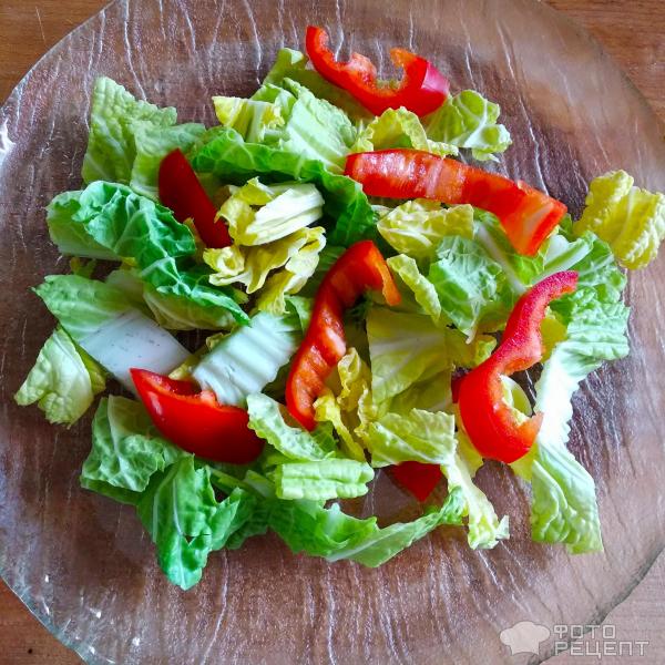 Теплый салат с копченостями фото