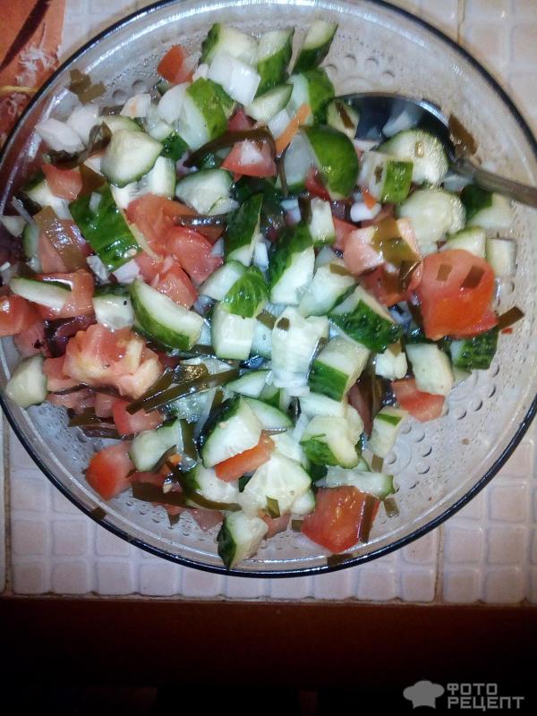 Салат с помидорами, огурцами, луком и морской капустой фото