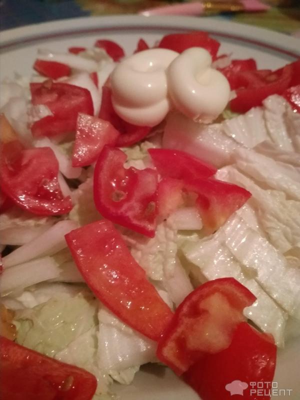 Салат из пекинки и помидоров фото