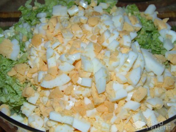 Салат с колбасой, овощами и яйцом фото