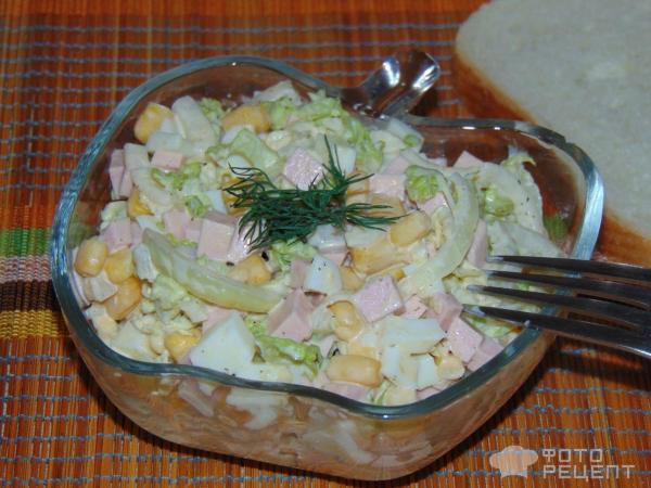Салат с колбасой, овощами и яйцом фото