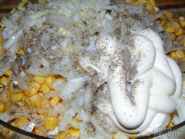 Салат с колбасой, овощами и яйцом фото
