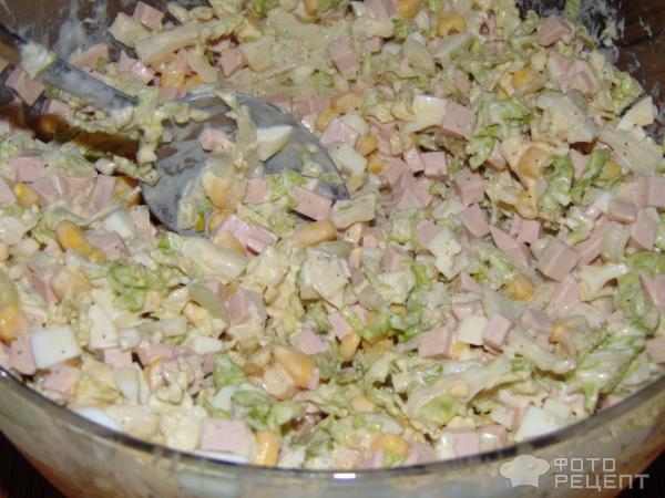 Салат с колбасой, овощами и яйцом фото