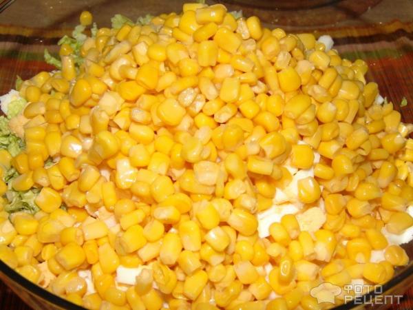 Салат с колбасой, овощами и яйцом фото