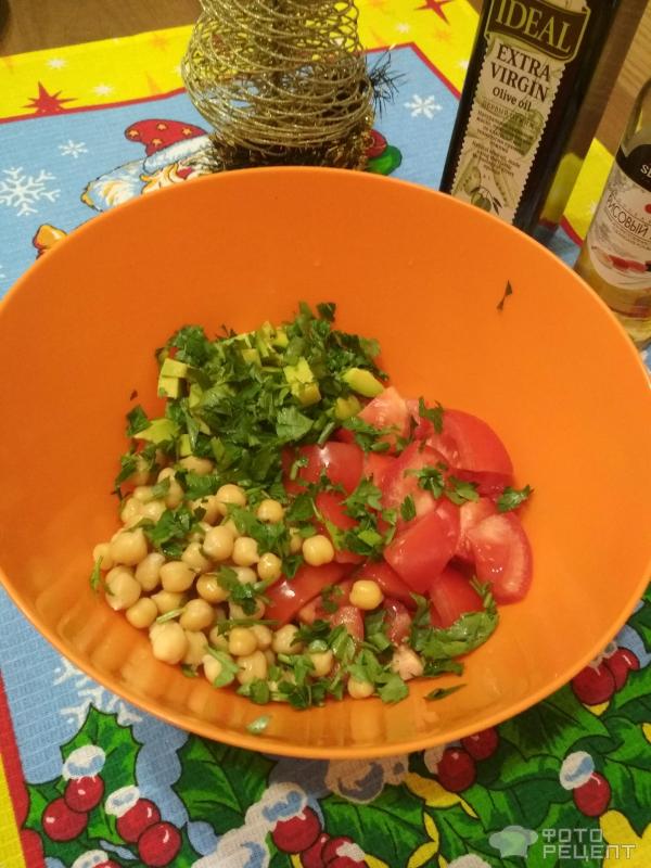 Салат с нутом и помидорами фото