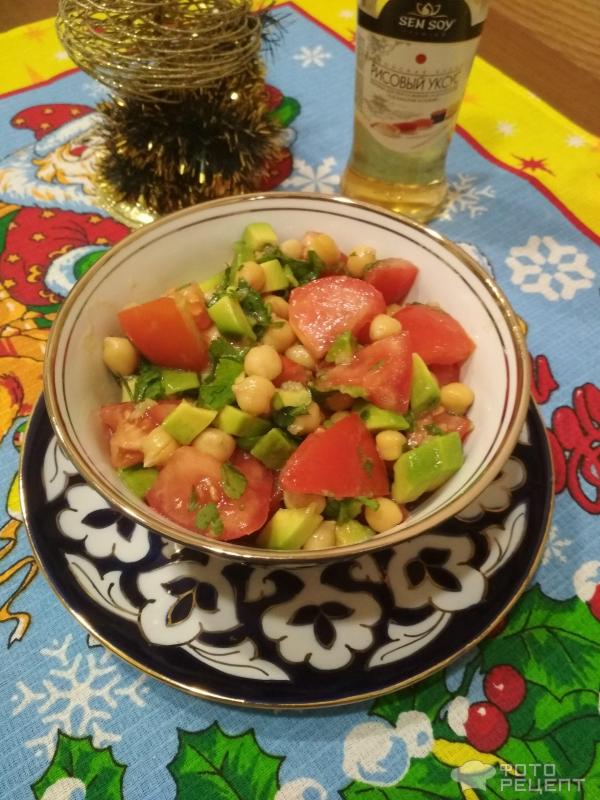 Салат с нутом и помидорами фото