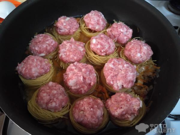 Гнезда из макарон с фаршем фото