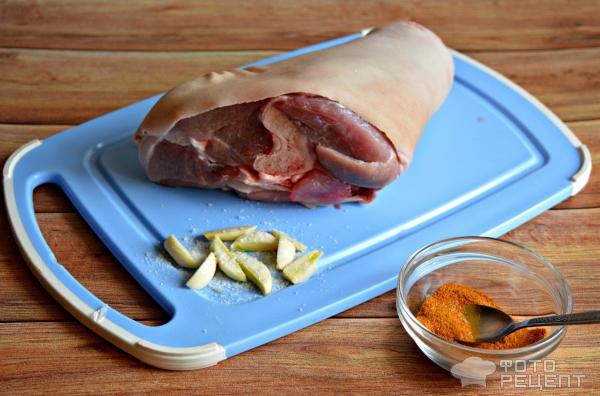 Свиная рулька, запечённая в духовке с горчичным соусом - Лайфхакер