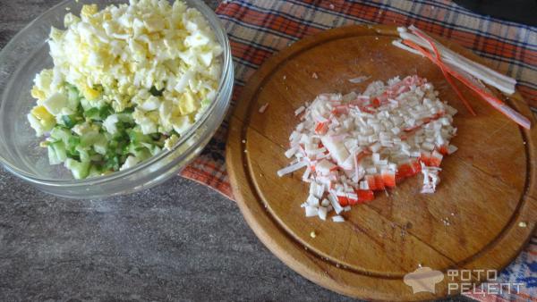 Тунец в салате с огурцом и вареными яйцами фото