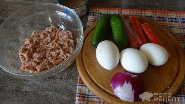 Тунец в салате с огурцом и вареными яйцами фото