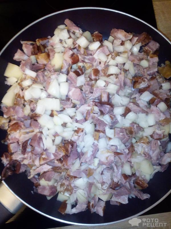Копченые свиные ребрышки с картошкой и луком жареные на сковородке фото