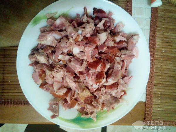 Копченые свиные ребрышки с картошкой и луком жареные на сковородке фото