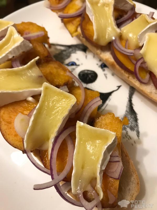 Сендвич с персиком и бри фото