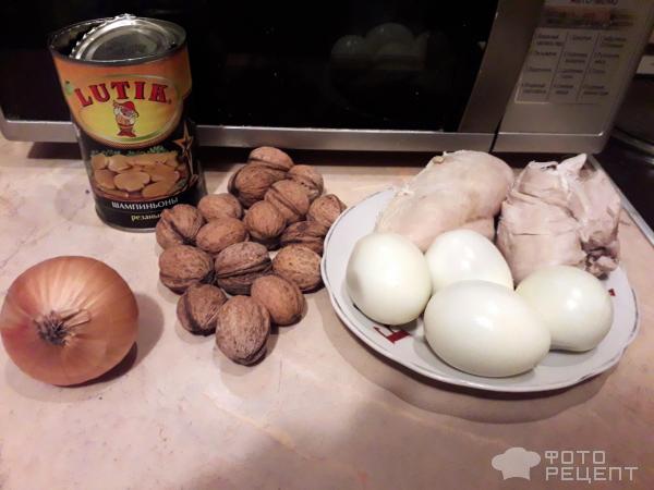 Салат с курицей, грибами и орехами