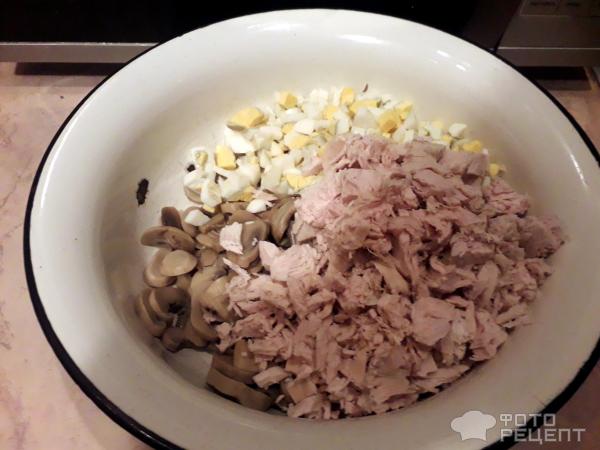Салат с курицей грибами и грецким орехом