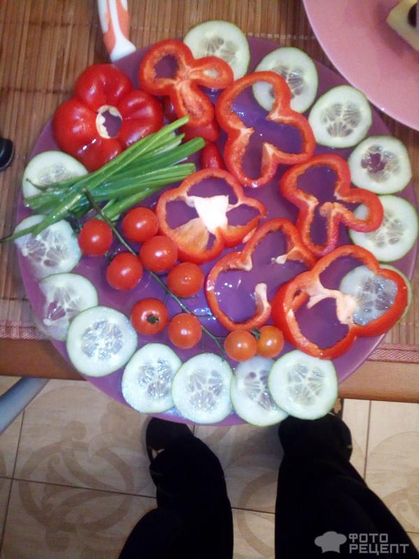 Овощная тарелка из свежих овощей фото