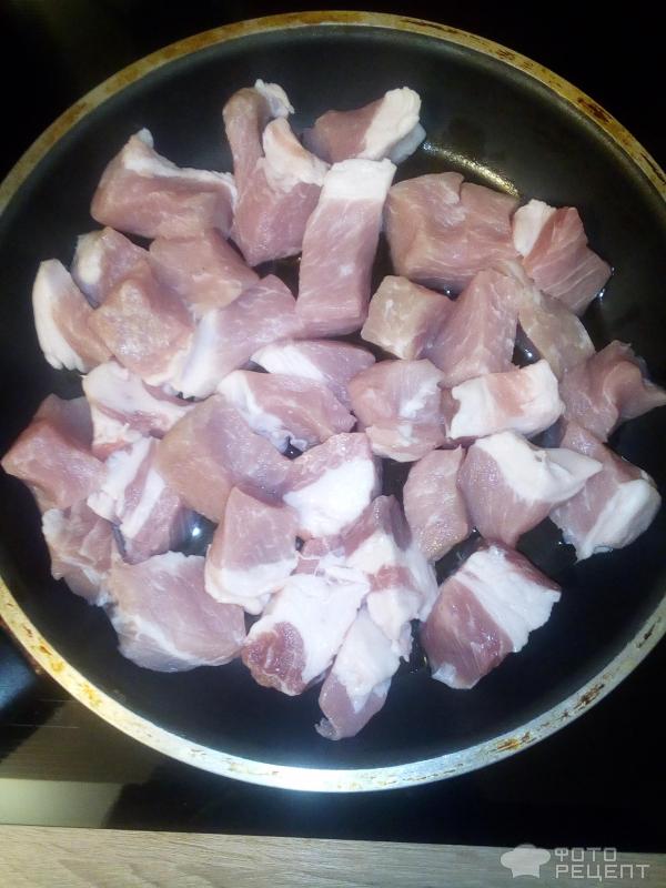 Жареный свиной карбонат на сковородке фото