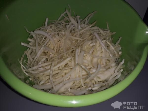 Салат из маринованной капусты фото