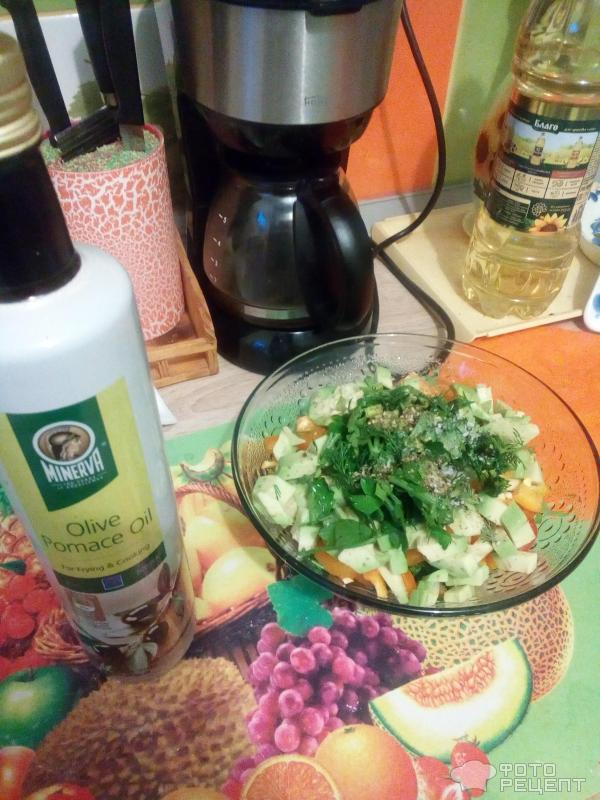 Салат из болгарского перца, помидоров, авокадо и зелени фото