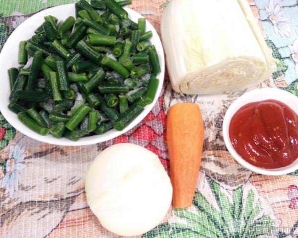 Тушеная стручковая фасоль с пекинской капустой и томатным соусом фото