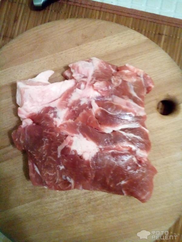 Тушеная свинная лопатка на сковороде фото