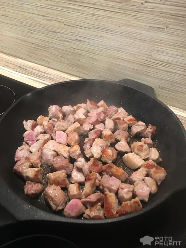 Жареная вермишель с мясом на сковородке фото