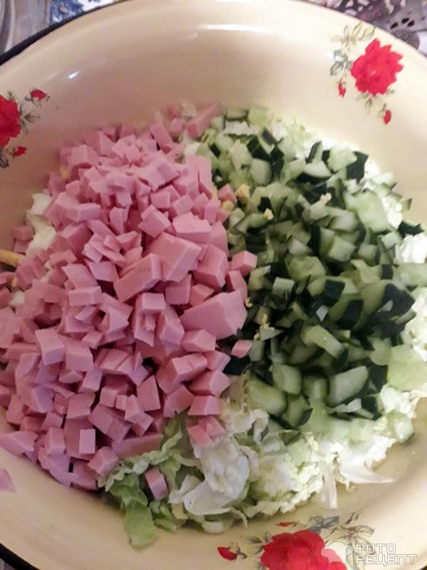 Салат из пекинской капусты с вареной колбасой фото
