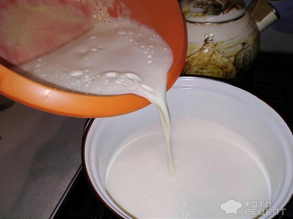 Яично-молочную смесь добавляем в молоко