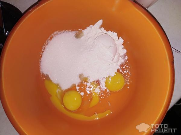 Смешиваем яйца, сахар и муку до однородной массы