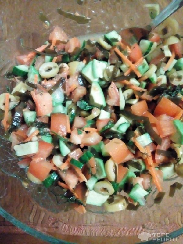 Салат из морской капусты, авокадо, огурца, помидора, оливок фото