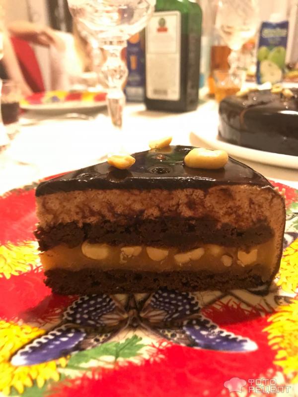Шоколадный муссовый торт с арахисом и карамелью фото