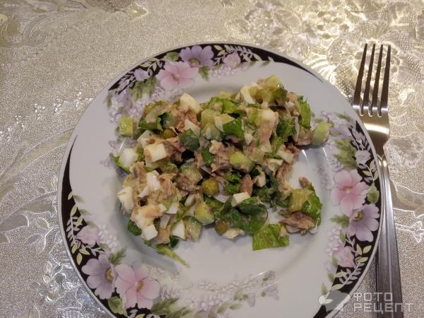 Салат с тунцом и свежим огурцом фото