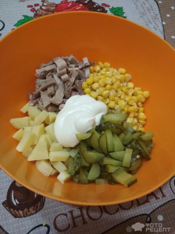 Салат с кукурузой и говяжьим языком
