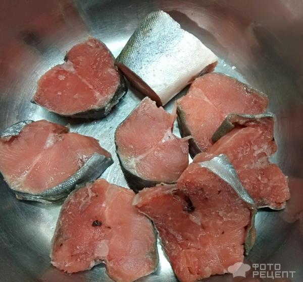 Соленая красная рыба голец