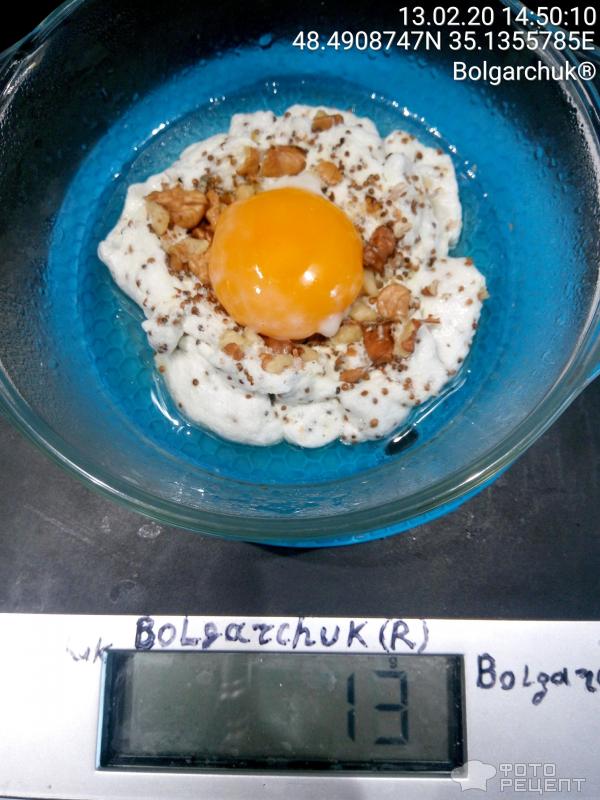 Яичница с взбитым белком, семенами горчицы и орехами фото