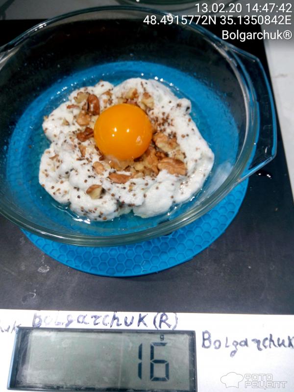 Яичница с взбитым белком, семенами горчицы и орехами фото