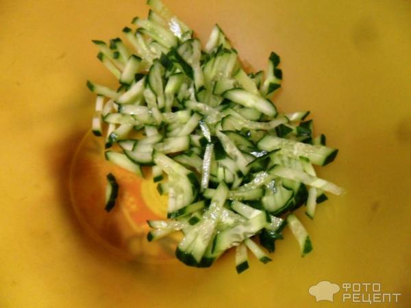 Салат из свежей капусты с огурцами и луком фото